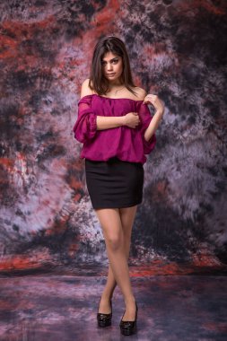 Silah tutan genç kadın geçti. Esmer kız pembe bluz. Boş zaman moda kavramı relax.