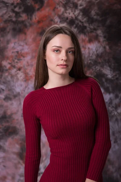 Retrato de uma bela jovem mulher em vestido vermelho — Fotografia de Stock