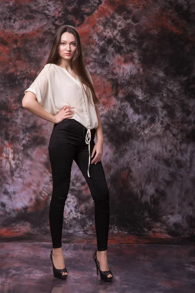 Mode Frau posiert über Marmor farbigen Hintergrund. Modefoto. Modellversuch — Stockfoto