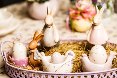 Paskalya kahvaltı masası ile çay, yumurta yumurta bardak, vazo ve Paskalya dekor bahar çiçekleri