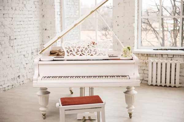 白色的钢琴站在优雅的白色室内 — 图库照片