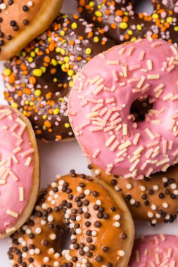 beyaz zemin üzerine çikolata ve krema sır ile ev yapımı çörek