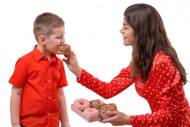 Bebek çocuk yürümeye başlayan çocuk yemek tatlı çörek. bir kadın bir bebek bir poğaça ile besleniyor