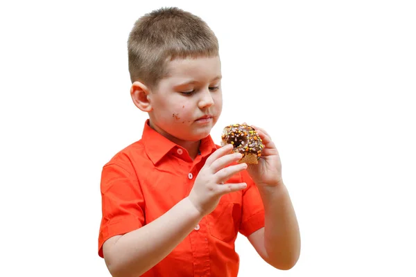 Entzückender kleiner Junge isst Donut mit Schokolade — Stockfoto