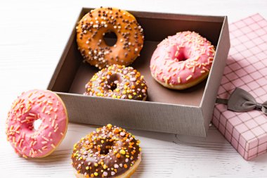 Bir kutu ile çeşitli soslar ile taze ev yapımı çörek.