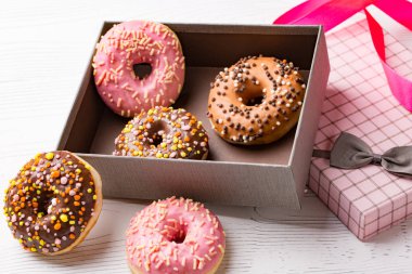 Bir kutu ile çeşitli soslar ile taze ev yapımı çörek.