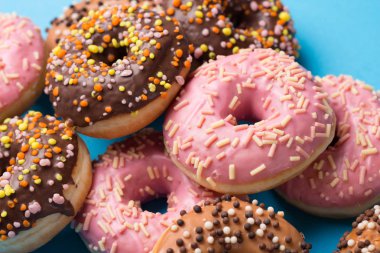 Mavi bir arka plan üzerinde çeşitli börekler