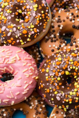 Makro lezzetli donuts renkli sır güneş ışığı altında