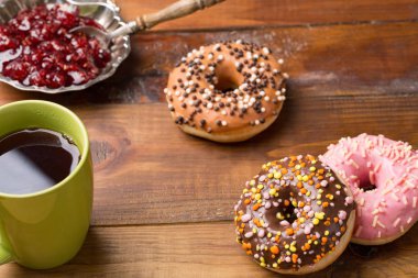 Kızıl reçel ve soğuk kahve - Hanukkah Dougnut dolu