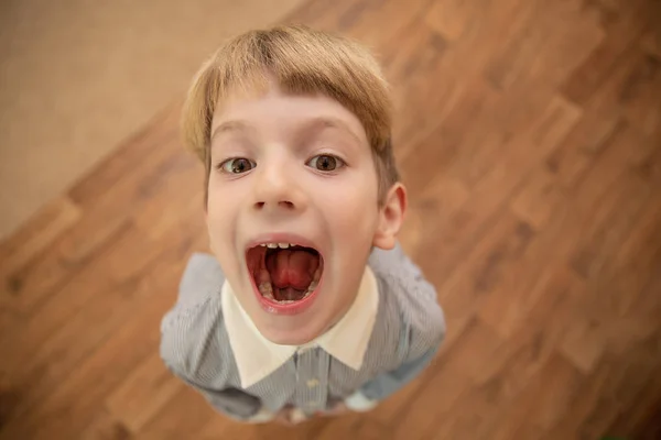 Kleiner Junge mit offenem Mund beim Schreien — Stockfoto