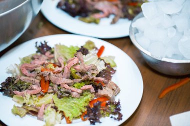 Sığır masada sıcak salata