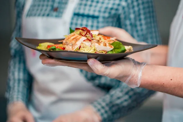 Крупный и избирательный фокус рук, держащих салат Цезарь в ресторане или столовой в концепции здорового питания . — стоковое фото