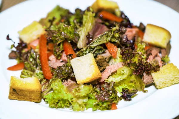 ホット牛肉と新鮮な健康的なサラダ — ストック写真