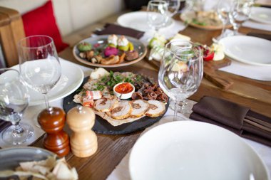 Festively Restoran için bir ziyafet masada servis.