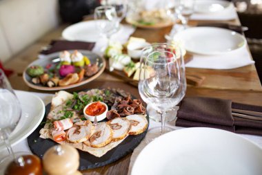 Festively Restoran için bir ziyafet masada servis.