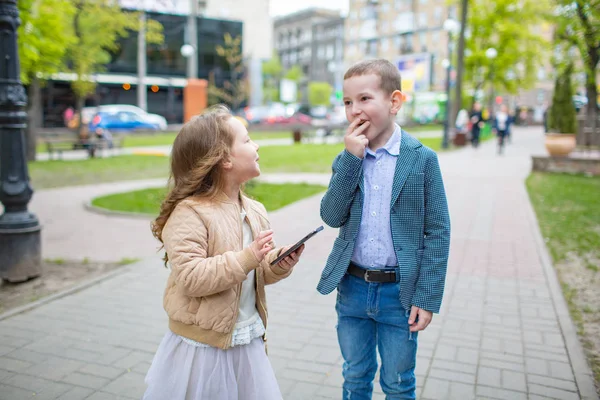 Retrato de grupo de dos blancos caucásicos lindos adorables niños divertidos que hablan sonriendo. Amor amistad concepto divertido. Adultos pequeños — Foto de Stock