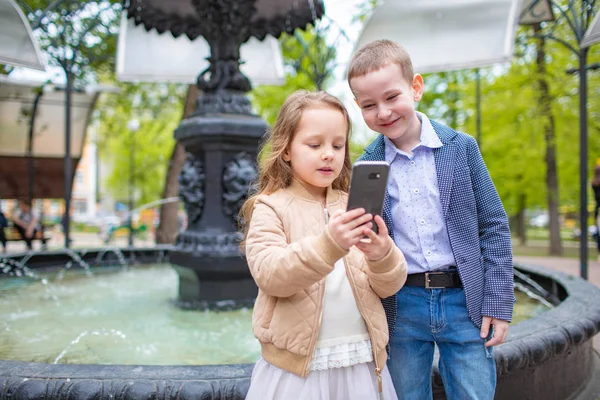 Két kicsi gyereke, figyelembe véve a szabadtéri selfie. Szerelem, barátság fun koncepció. Kis felnőtt — Stock Fotó