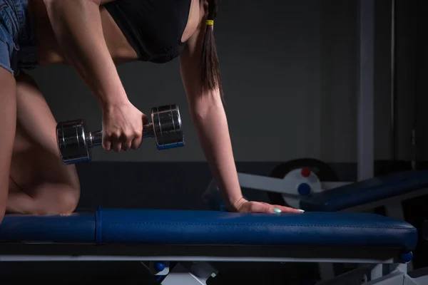 Femme exercice haltère rangée à la salle de gym. forme physique. concept halthy — Photo