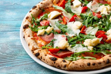 Pizza Mozzarella peyniri, jambon ve kiraz domates ile