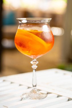 Turuncu kokteyl portakal dilimi ve buz ile dekore edilmiş