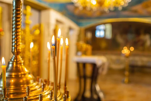 Świecznik z płonących świec w kościele. — Zdjęcie stockowe