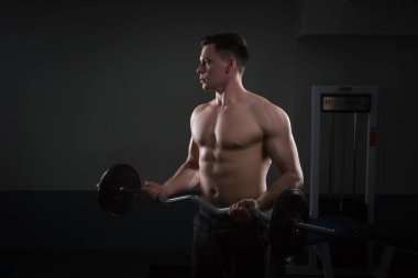 kas gencin koyu arka plan üzerinde ağırlık kaldırmayı kapat