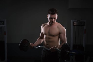 kas gencin koyu arka plan üzerinde ağırlık kaldırmayı kapat