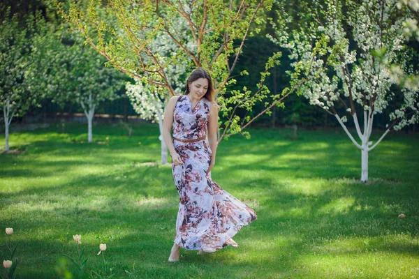 Retrato Bela Mulher Feliz Apreciando Cheiro Jardim Florescendo Primavera Floração — Fotografia de Stock