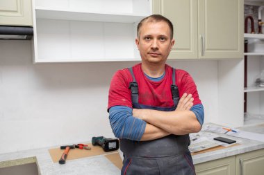 Mutfak mobilya küme yükleme hizmeti iş yerinde usta mutfak marangoz