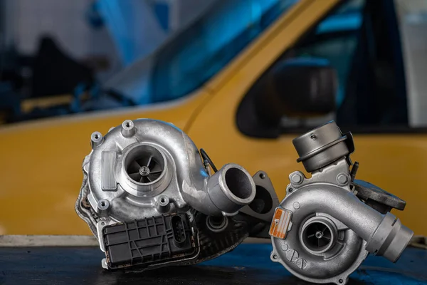 Alüminyum türbinin bir kısmı kapanıyor. bir otomobil arka planında dizel motor için yeni türbin.
