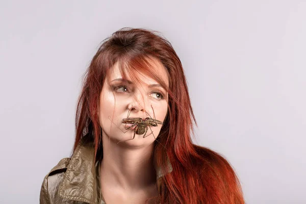 Gros plan portrait de femme avec un insecte assis sur une bouche de filles — Photo