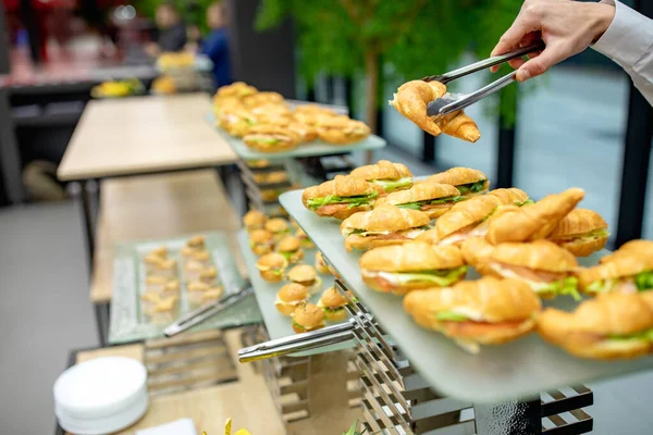 Yemek servisi. Etkinlikte atıştırmalıklarla servis edilen masa