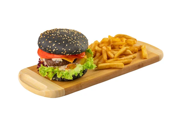 Svart hamburgare med pommes frites på trä skärbräda isolerad på vit bakgrund. — Stockfoto