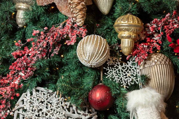 Yılbaşı ağacı kürkünde klasik Noel ağacı süslemeleri. — Stok fotoğraf