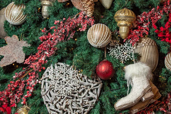 Yılbaşı ağacı kürkünde klasik Noel ağacı süslemeleri. — Stok fotoğraf