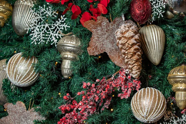 Decoraciones vintage del árbol de Navidad en un árbol de pieles de Navidad — Foto de Stock