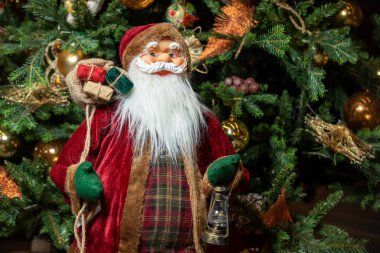 Oyuncak Noel Baba 'nın Noel hediyesini kutlaması ne hoş. Oyuncak Noel Baba, bir çanta dolusu hediye.