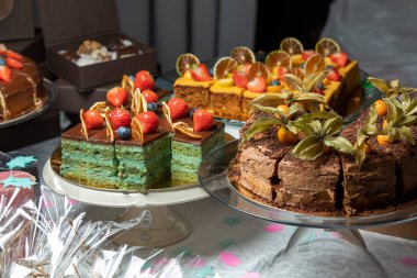 Küçük boy yeşil çay keki, baffet masasında hazırlandı. Açık büfe ya da ziyafet etkinlikleri için yeşil çay çikolatalı keki kapatın..