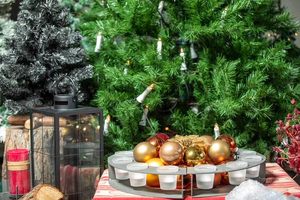 Toplarla süslenmiş Noel ağaçlarının yeni yıl kompozisyonu yanan mumlarla süslenmiş klasik lamba — Stok fotoğraf
