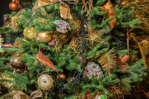 Decoraciones de Navidad en el árbol de Navidad, copos de nieve, bolas, guirnaldas, primer plano, textura, fondo — Foto de Stock