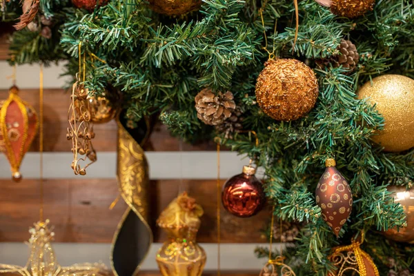 Décorations de Noël sur l'arbre de Noël, flocons de neige, boules, guirlandes, gros plan, texture, fond — Photo