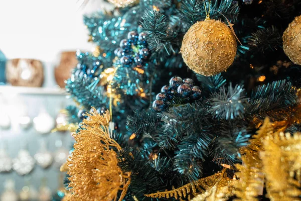 Décorations de Noël sur l'arbre de Noël, flocons de neige, boules, guirlandes, gros plan, texture, fond — Photo