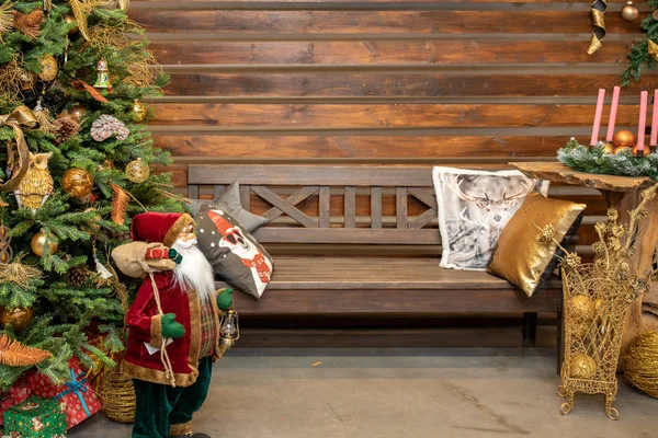 İçinde Noel ağacı ve süslemeleri olan bir oturma odası.. — Stok fotoğraf