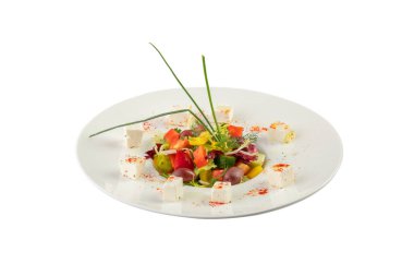 şık beyaz bir kase salata. beyaz izole.