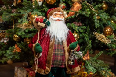 Oyuncak Noel Baba 'nın Noel hediyesini kutlaması ne hoş. Oyuncak Noel Baba, bir çanta dolusu hediye.