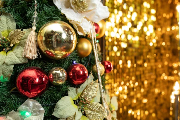 Detalles de un árbol de Navidad. Detalle plano de ramas de árbol de Navidad colgadas con cintas y juguetes de Navidad. El concepto de la celebración tradicional de Año Nuevo y Navidad. Tradición mundial — Foto de Stock