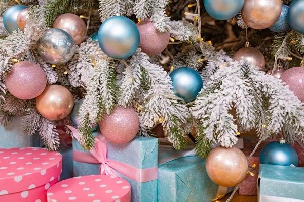 Bellissime scatole regalo sotto l'albero di Natale nella stanza, da vicino — Foto Stock