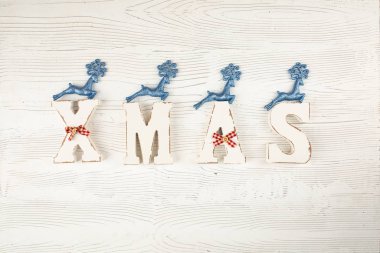 Ahşap arka planda taşralı Noel süslemeleri. Beyaz harfler xmas.
