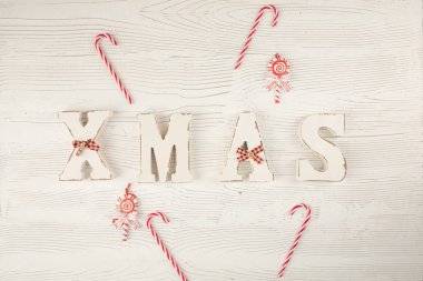 Tahta beyaz arka planda şekerli Xmas başlığı. Noel kartı, tatiller