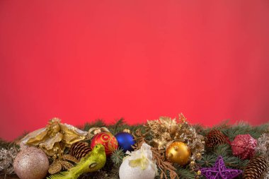 Ahşap ve kırmızı arka planda noel süslemesi. Ahşap üzerine dekorasyon. Eski model. Boşluğu kopyala